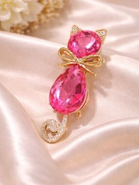 Pink Crystal Cat Brooch Pin ✨ Good Tone Rhinestone Tail Bow Cute Statement
